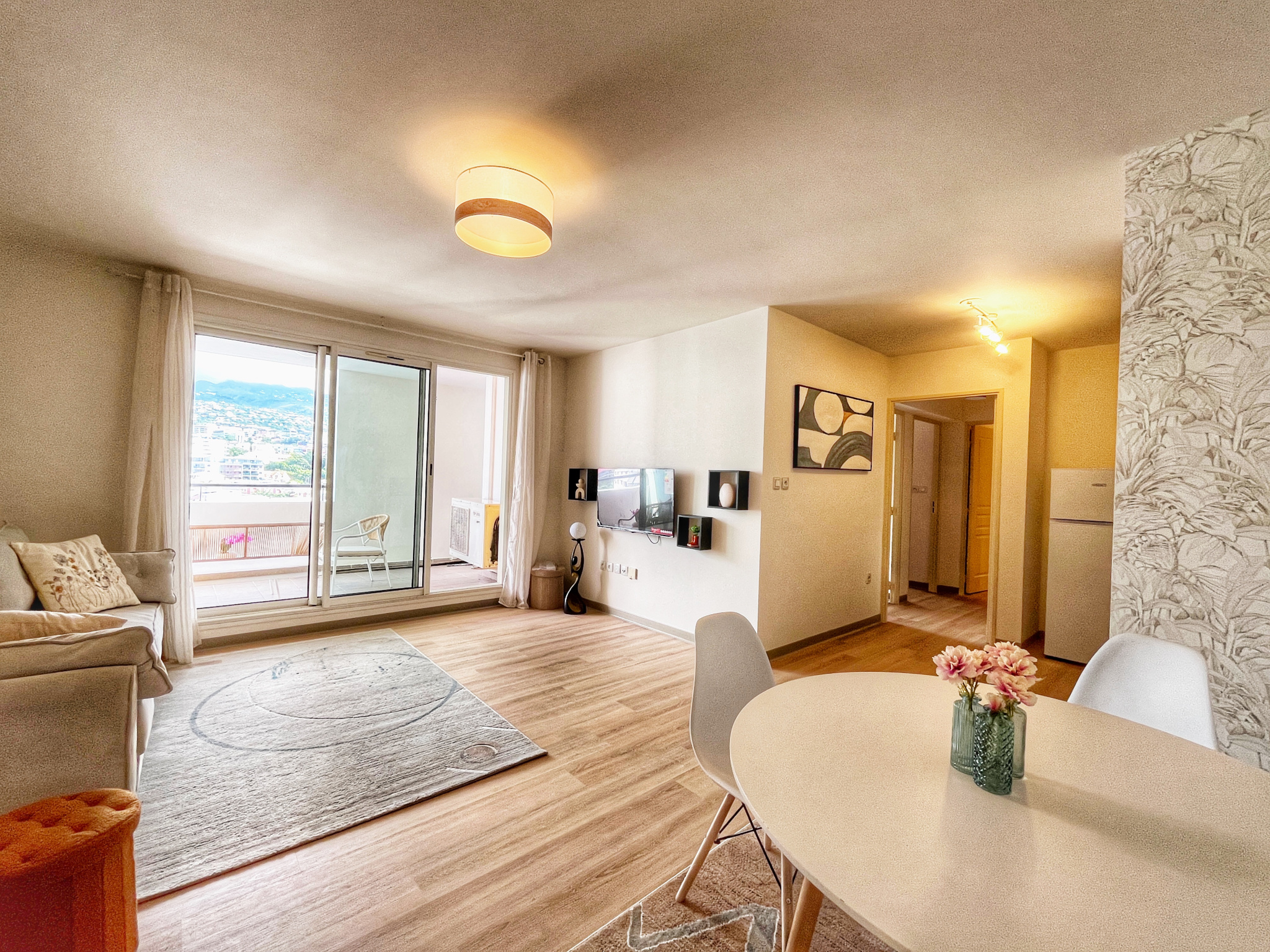 SAINTE CLOTILDE - APPARTEMENT T3 LIBRE - DERNIER ETAGE VUE MONTAGNE