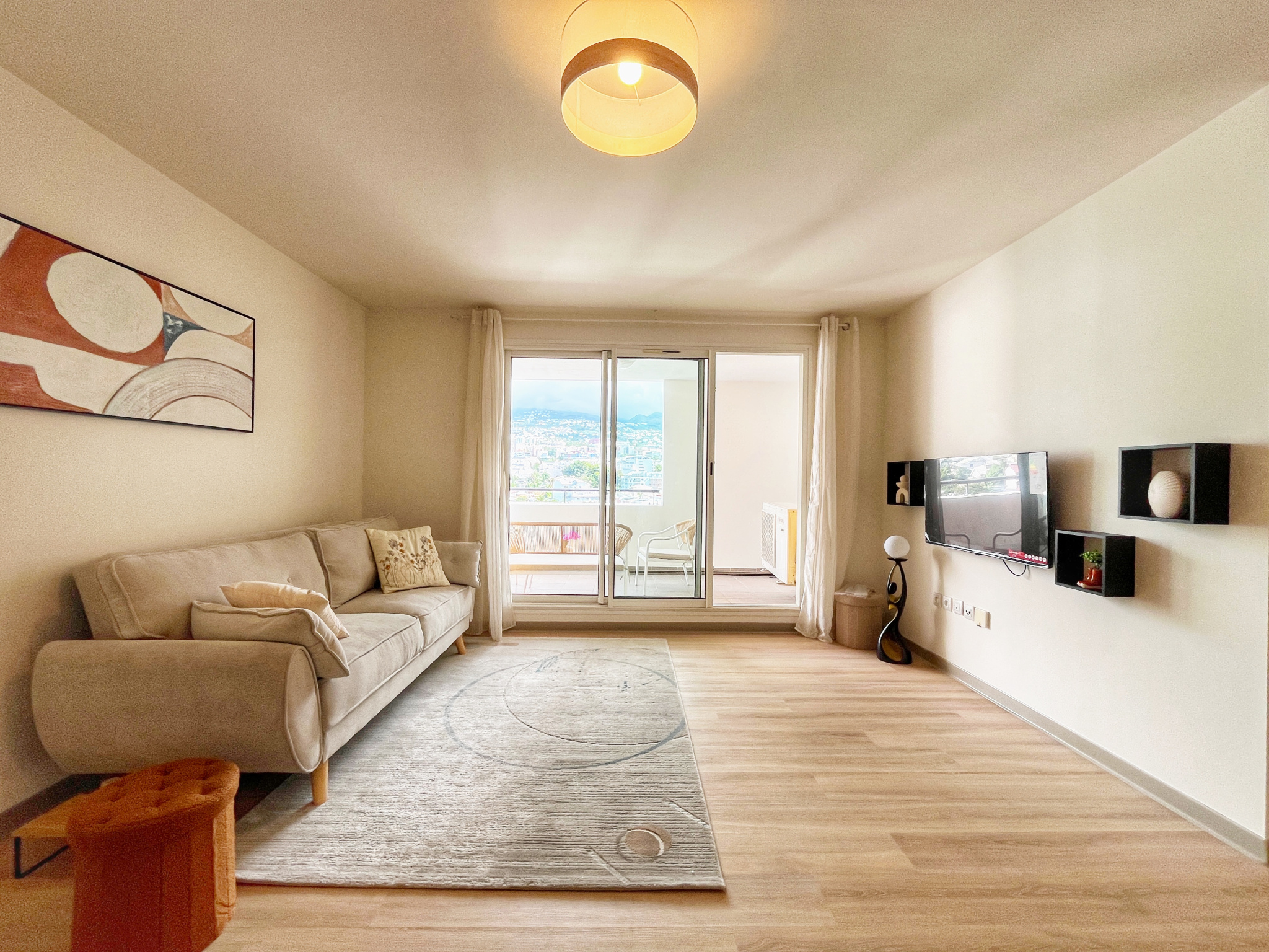 SAINTE CLOTILDE - APPARTEMENT T3 LIBRE - DERNIER ETAGE VUE MONTAGNE