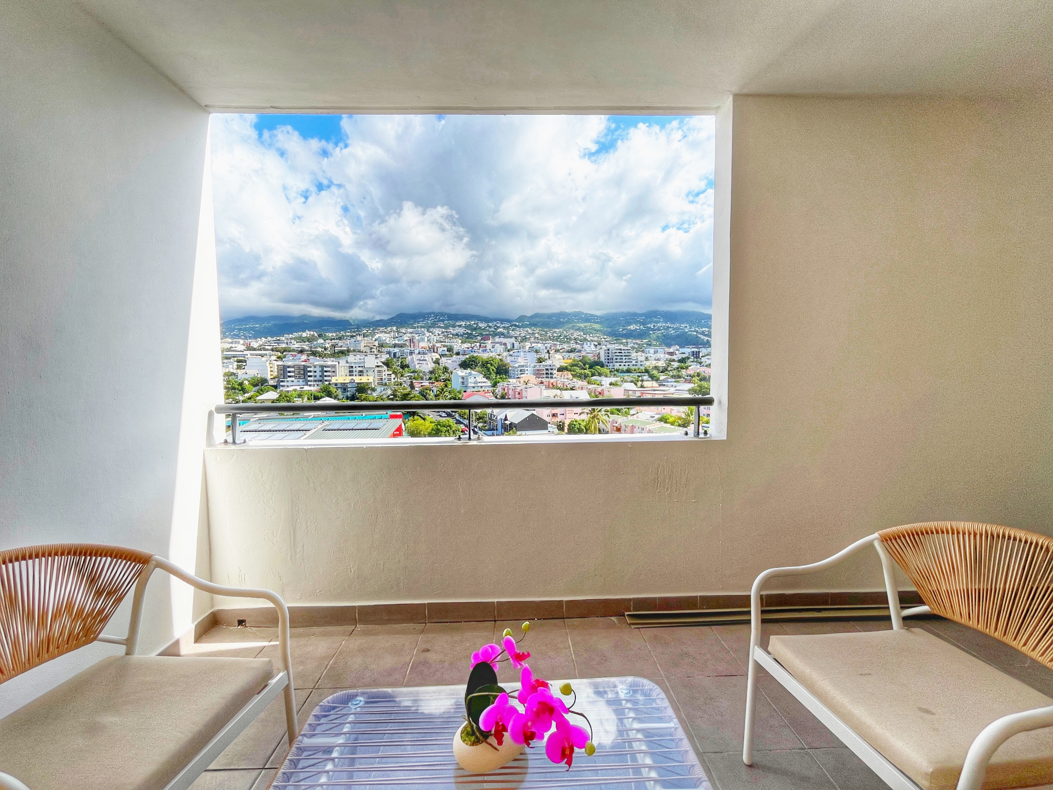 SAINTE CLOTILDE - APPARTEMENT T3 LIBRE - DERNIER ETAGE VUE MONTAGNE