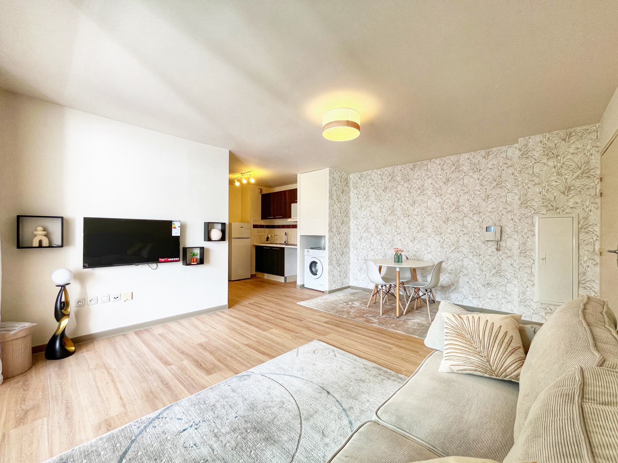 SAINTE CLOTILDE - APPARTEMENT T3 LIBRE - DERNIER ETAGE VUE MONTAGNE
