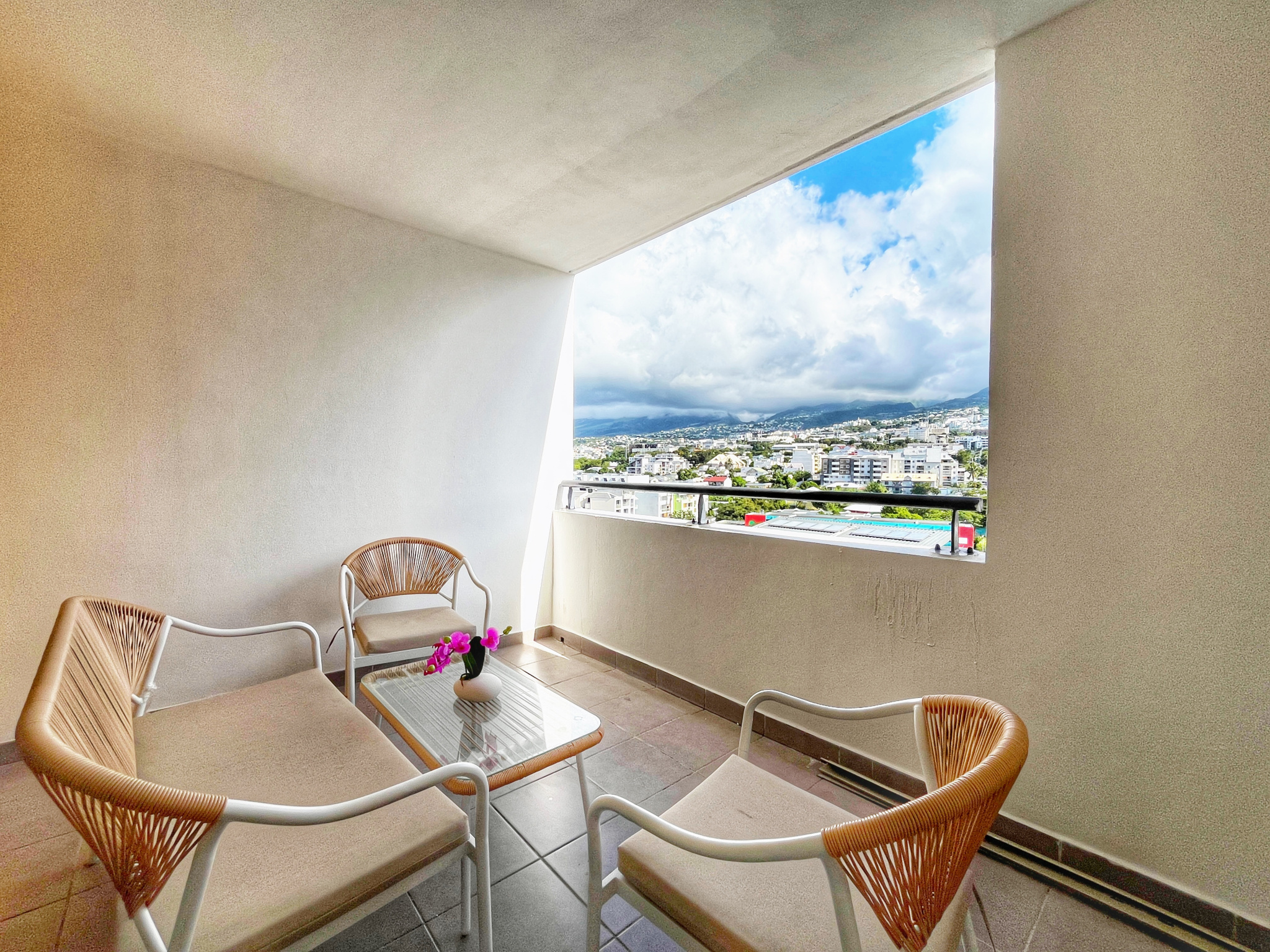 SAINTE CLOTILDE - APPARTEMENT T3 LIBRE - DERNIER ETAGE VUE MONTAGNE