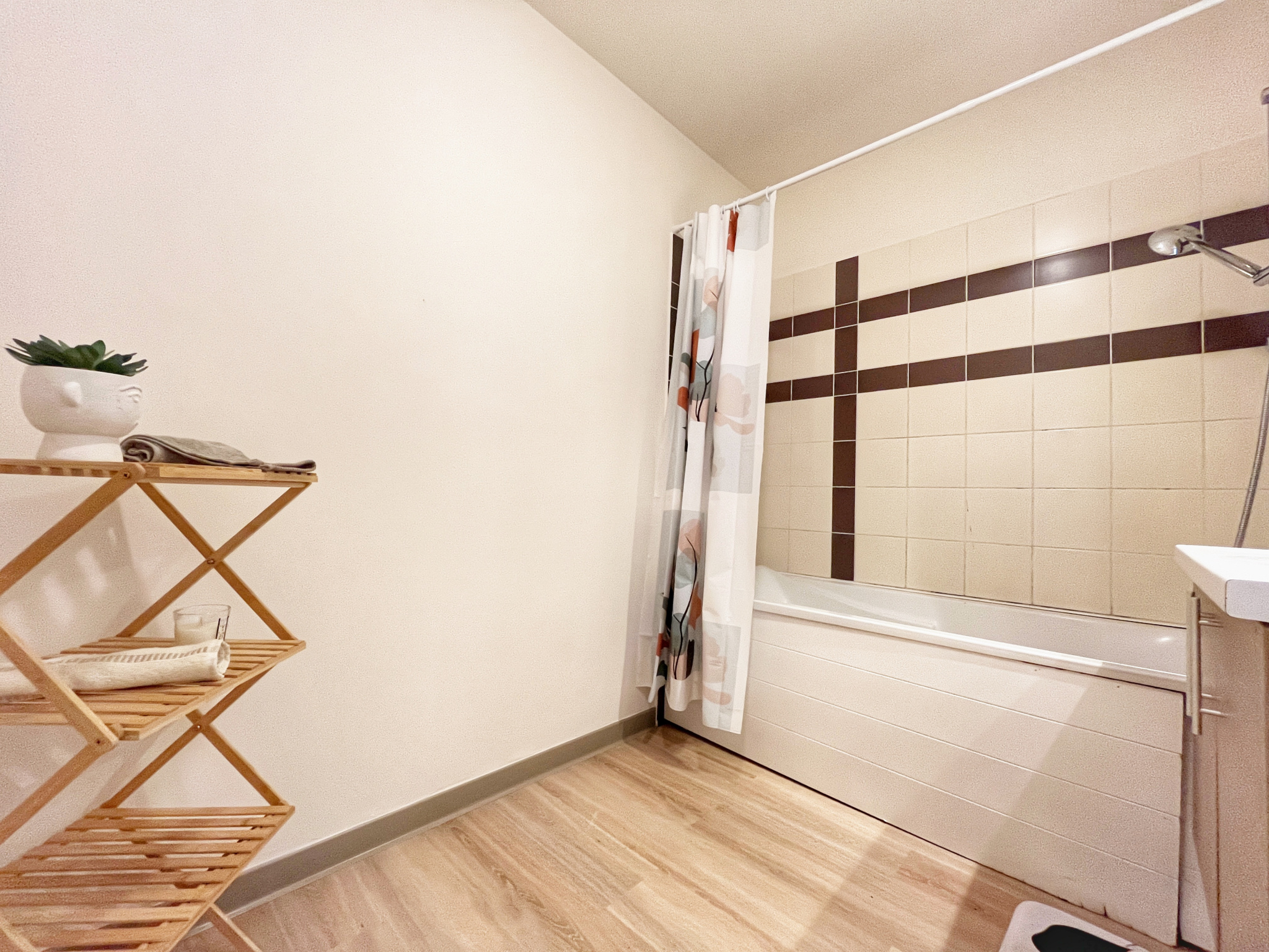 SAINTE CLOTILDE - APPARTEMENT T3 LIBRE - DERNIER ETAGE VUE MONTAGNE