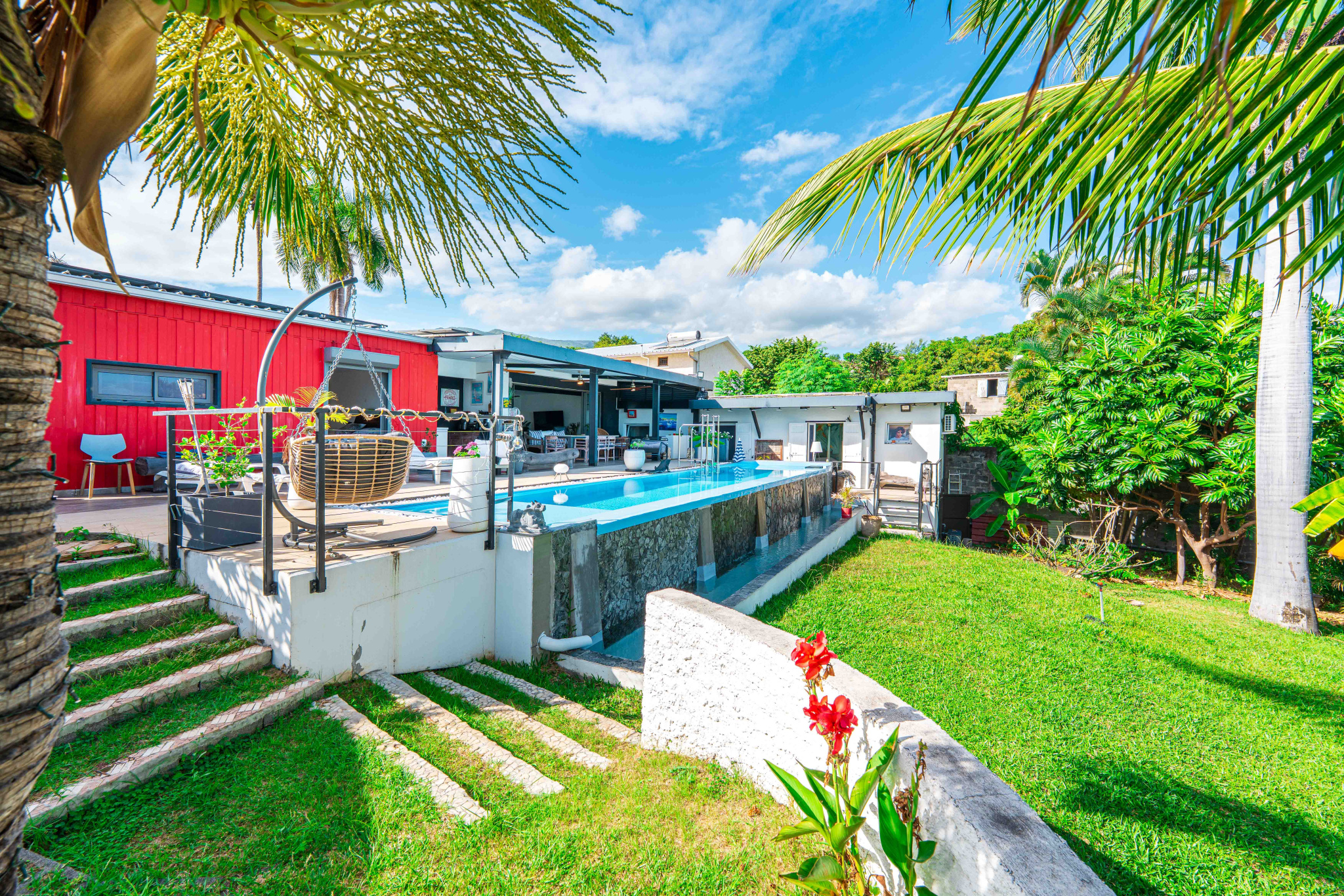 EXCEPTIONNELLE VILLA T7 AVEC PISCINE ET VUE MER A LA POSSESSION