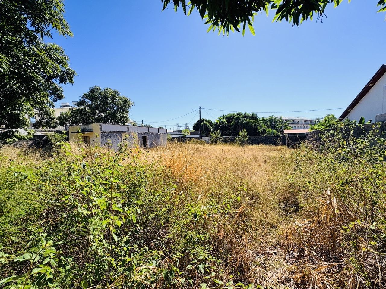 LE PORT CENTRE VILLE (LA REUNION) - TERRAIN NU A BATIR 1 396 m2