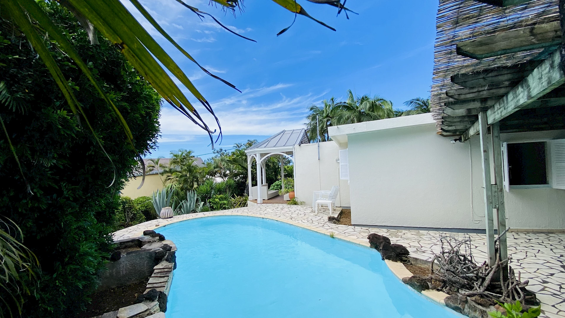 Villa de plein pied Bois de Nèfles T5 ( 3 chambres + dépendance ) - VUE MER