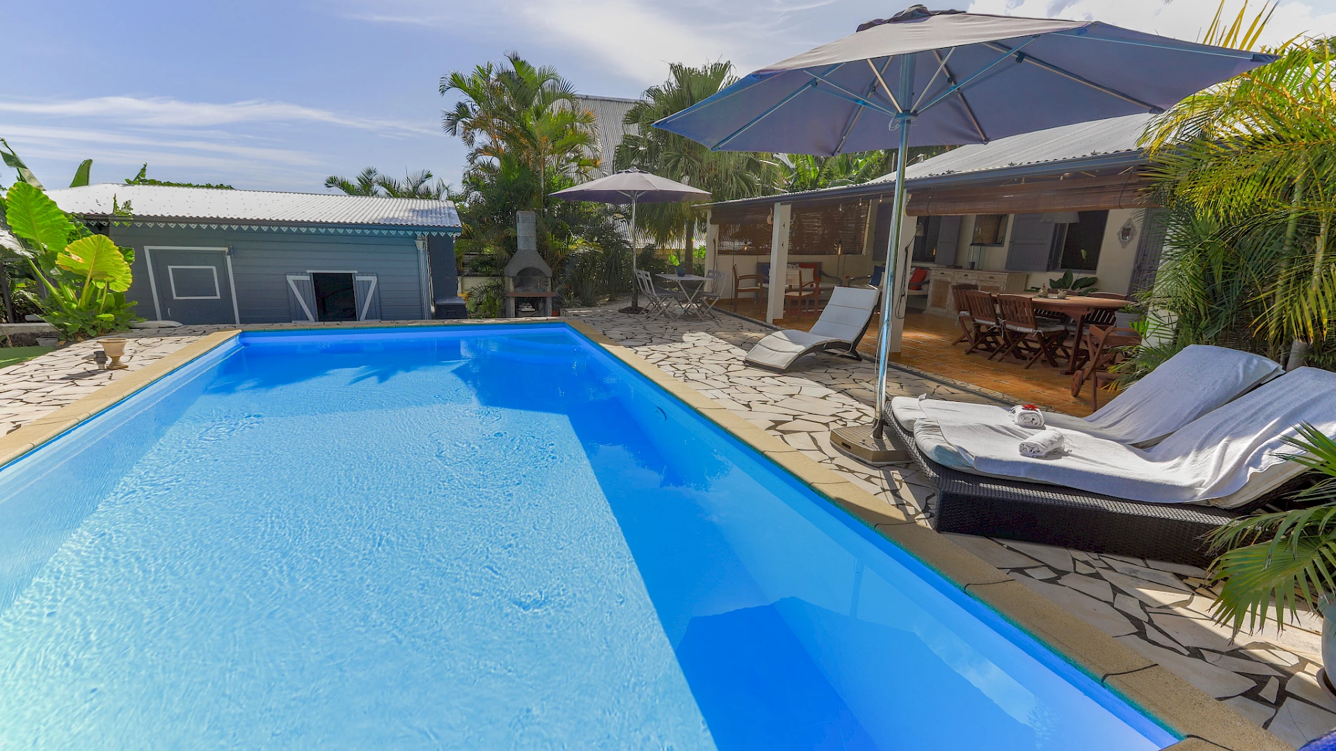 VILLA AVEC PISCINE  IDÉALEMENT SITUÉE À LA BRETAGNE ( 97490 )