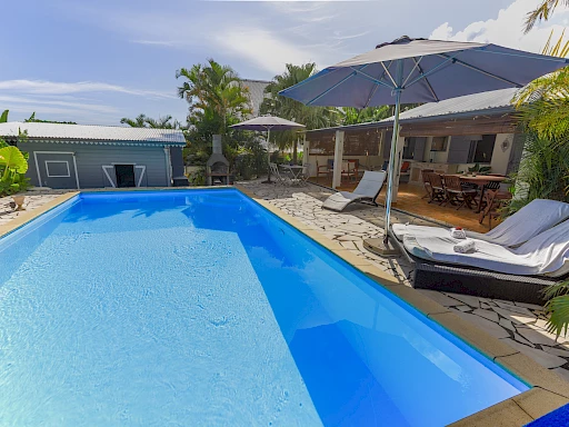 VILLA AVEC PISCINE  IDÉALEMENT SITUÉE À LA BRETAGNE ( 97490 )
