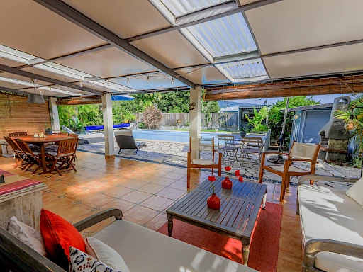 VILLA AVEC PISCINE  IDÉALEMENT SITUÉE À LA BRETAGNE ( 97490 )