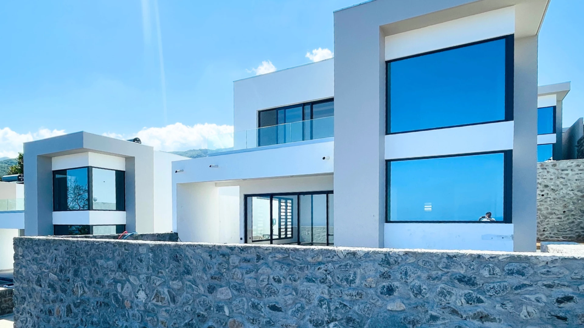 VILLA D'ARCHITECTE NEUVE AVEC VUE MER ET PISCINE SECTEUR BOEUF MORT