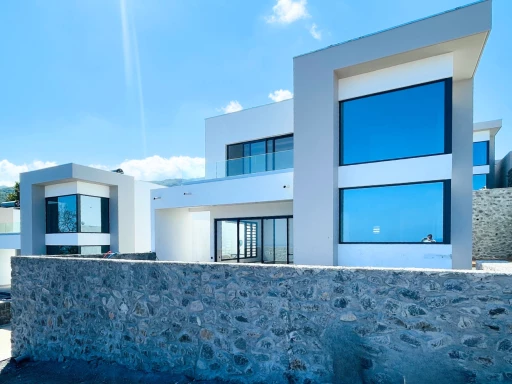VILLA D'ARCHITECTE NEUVE AVEC VUE MER ET PISCINE SECTEUR BOEUF MORT