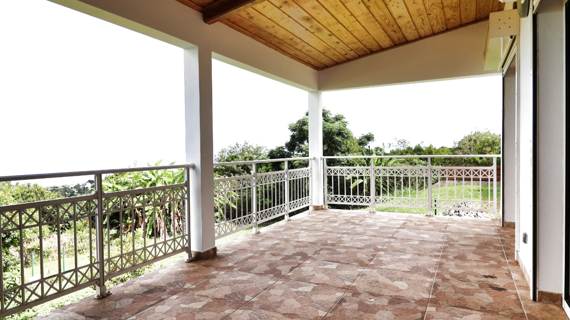 MAISON T6 DANS UN ENVIRONNEMENT CALME AVEC VUE MER