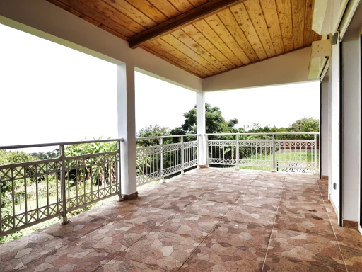 MAISON T6 DANS UN ENVIRONNEMENT CALME AVEC VUE MER