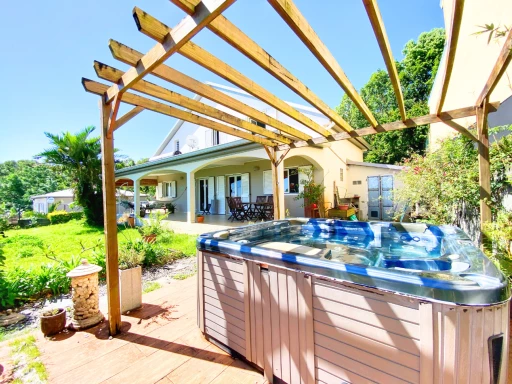 Maison F4/5 3 chambres avec jaccuzi 170m2 utiles 500m2 de terrain VUE MER