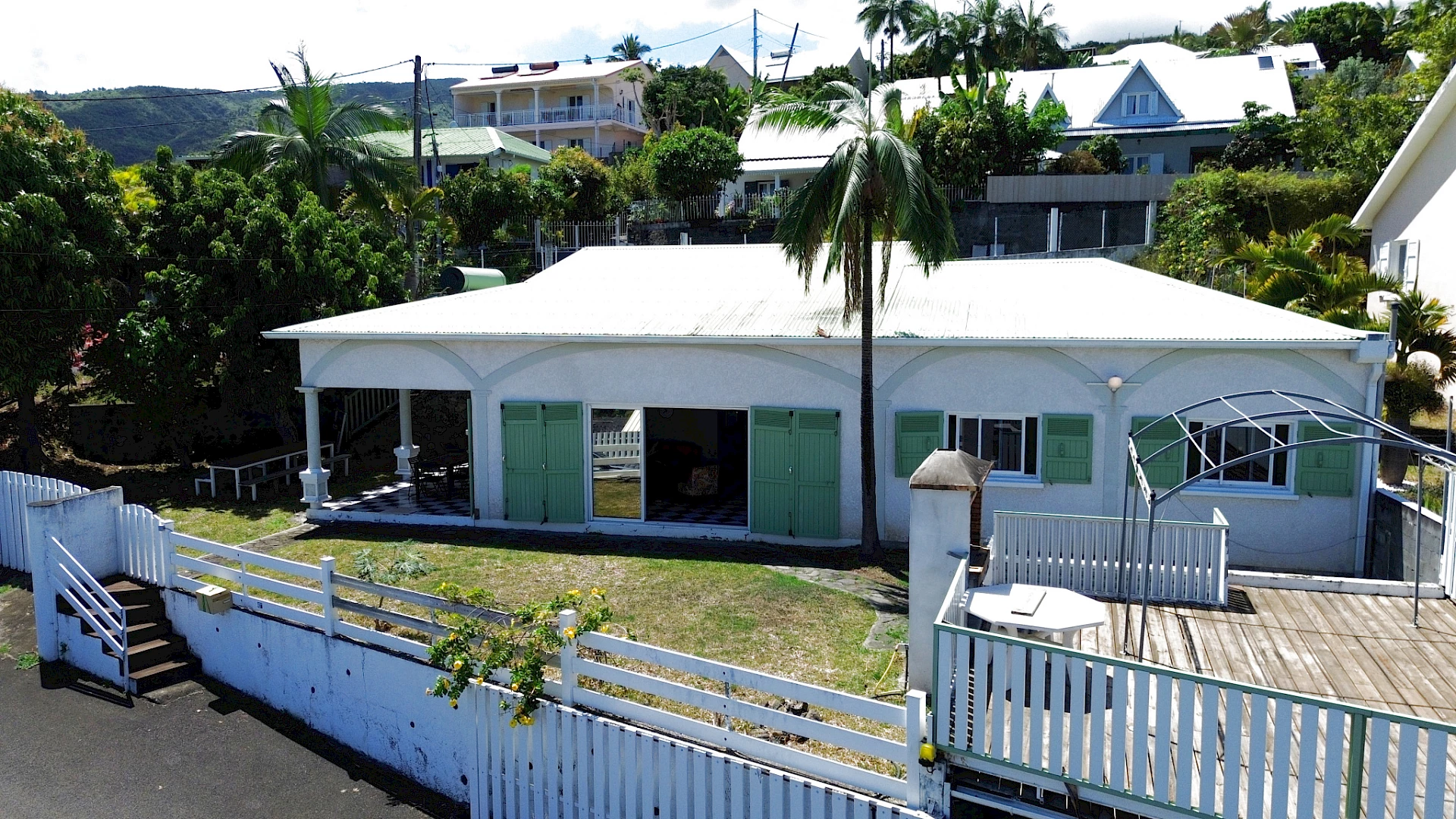 SAINT PAUL (LA PLAINE) - LOCATION MEUBLÉE DE TYPE T4/5 AVEC GARAGE