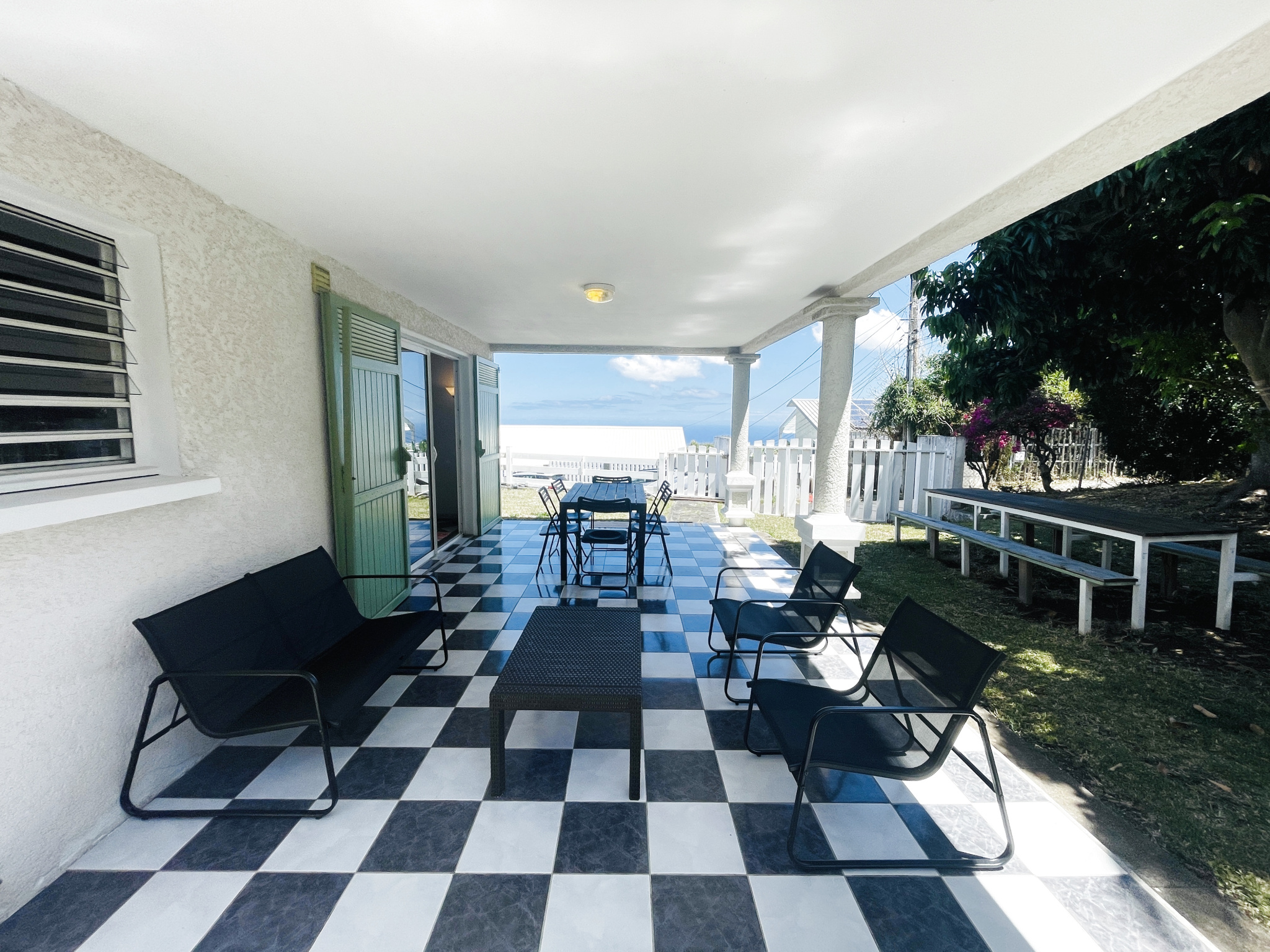 SAINT PAUL (LA PLAINE) - LOCATION MEUBLÉE DE TYPE T4/5 AVEC GARAGE