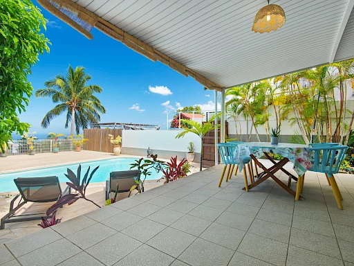 VILLA AVEC PISCINE &amp; VUE MER - A LA POSSESSION (PICHETTE)