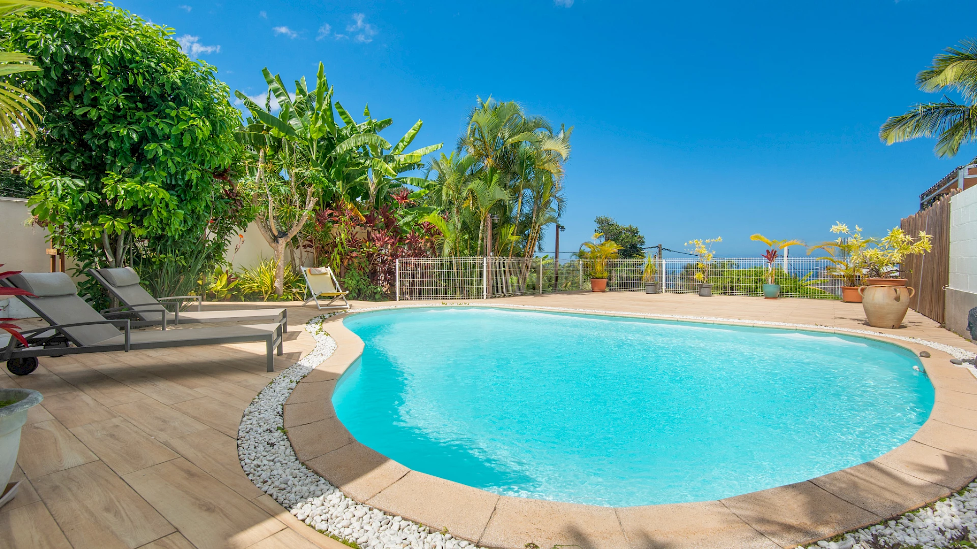 VILLA AVEC PISCINE & VUE MER - A LA POSSESSION (PICHETTE)