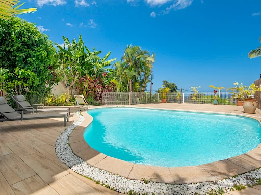 VILLA AVEC PISCINE &amp; VUE MER - A LA POSSESSION (PICHETTE)