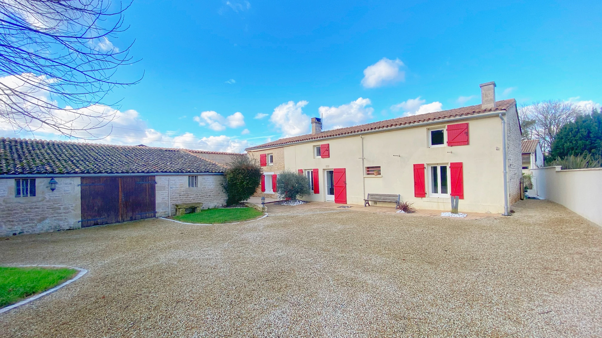 MAGNIFIQUE LONGÈRE RÉNOVÉE - 4 chambres - Garage et jardin (VOUILLÉ)