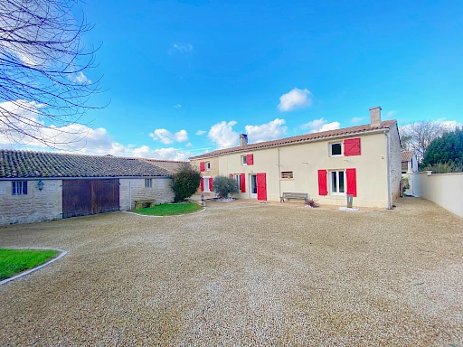 MAGNIFIQUE LONGÈRE RÉNOVÉE - 4 chambres - Garage et jardin (VOUILLÉ)