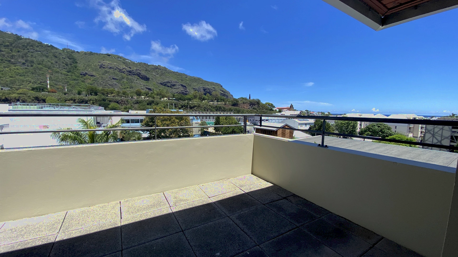 APPARTEMENT T2 LIBRE AVEC VARANGUE VUE MER - ST DENIS (BAS DE LA RIVIÈRE)