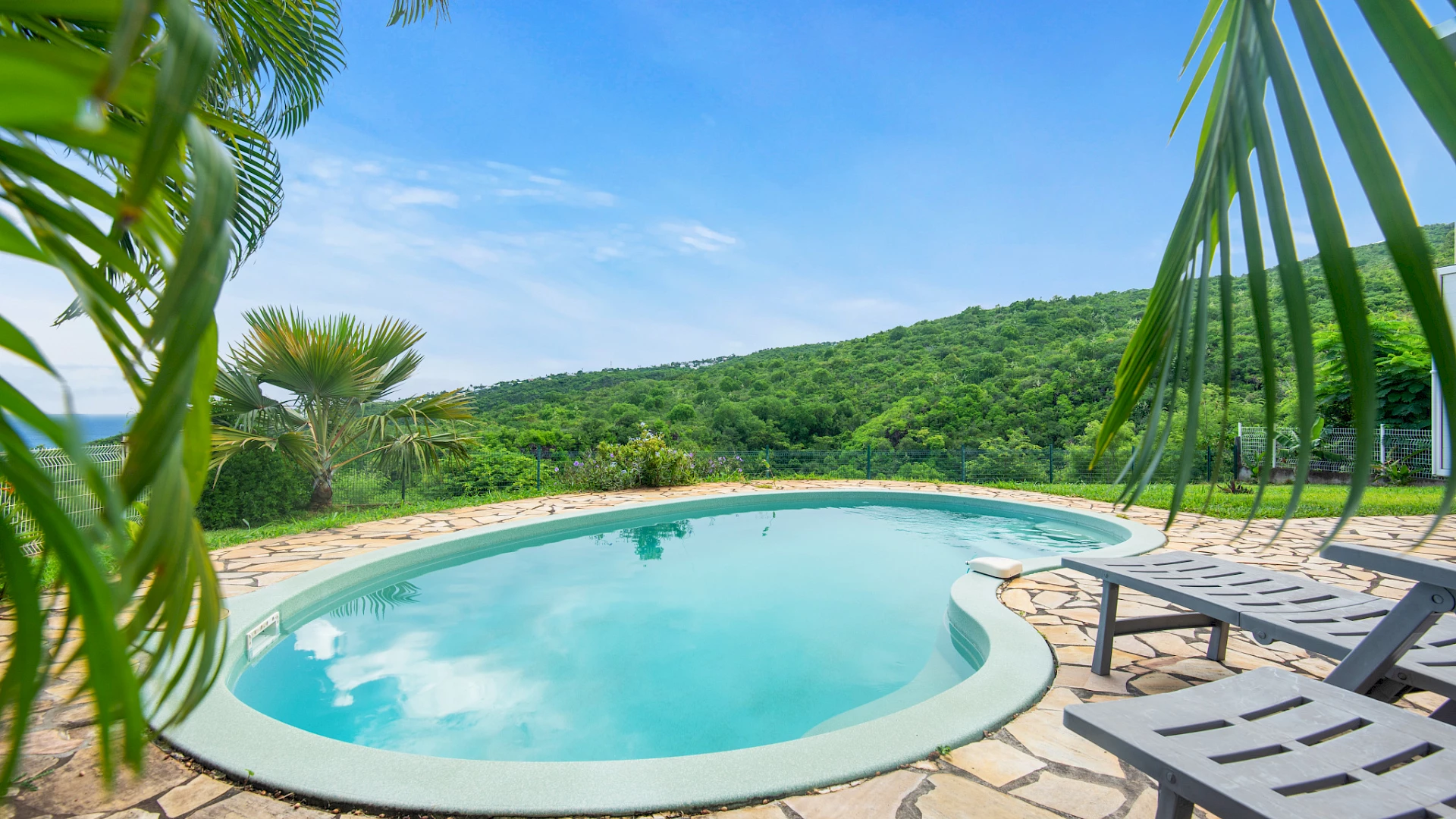 VILLA T4 + STUDIO + PISCINE AVEC VUE EXCEPTIONNELLE MER ET RAVINE LA POSSESSION