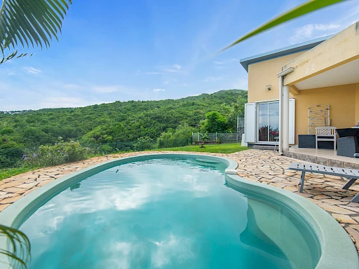 VILLA T4 + STUDIO + PISCINE AVEC VUE EXCEPTIONNELLE MER ET RAVINE LA POSSESSION