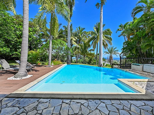 MAISON T5 + DEPENDANCE AVEC PISCINE DEBORDEMENT LA POSSESSION