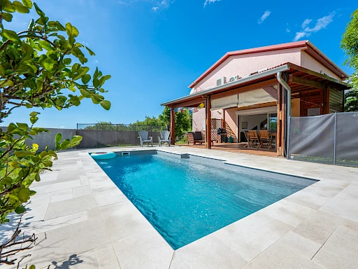 ST DENIS (BAS DE LA BRETAGNE) - VILLA T5 AVEC PISCINE
