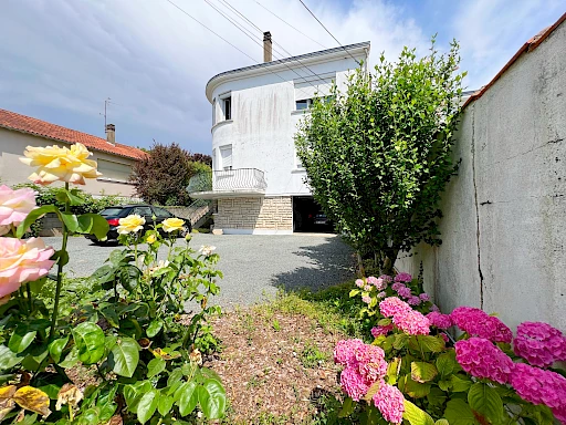 NIORT (avenue Saint-Jean-d'Angély) - MAISON T6 AVEC JARDIN ET GARAGE - pompe à chaleur neuve