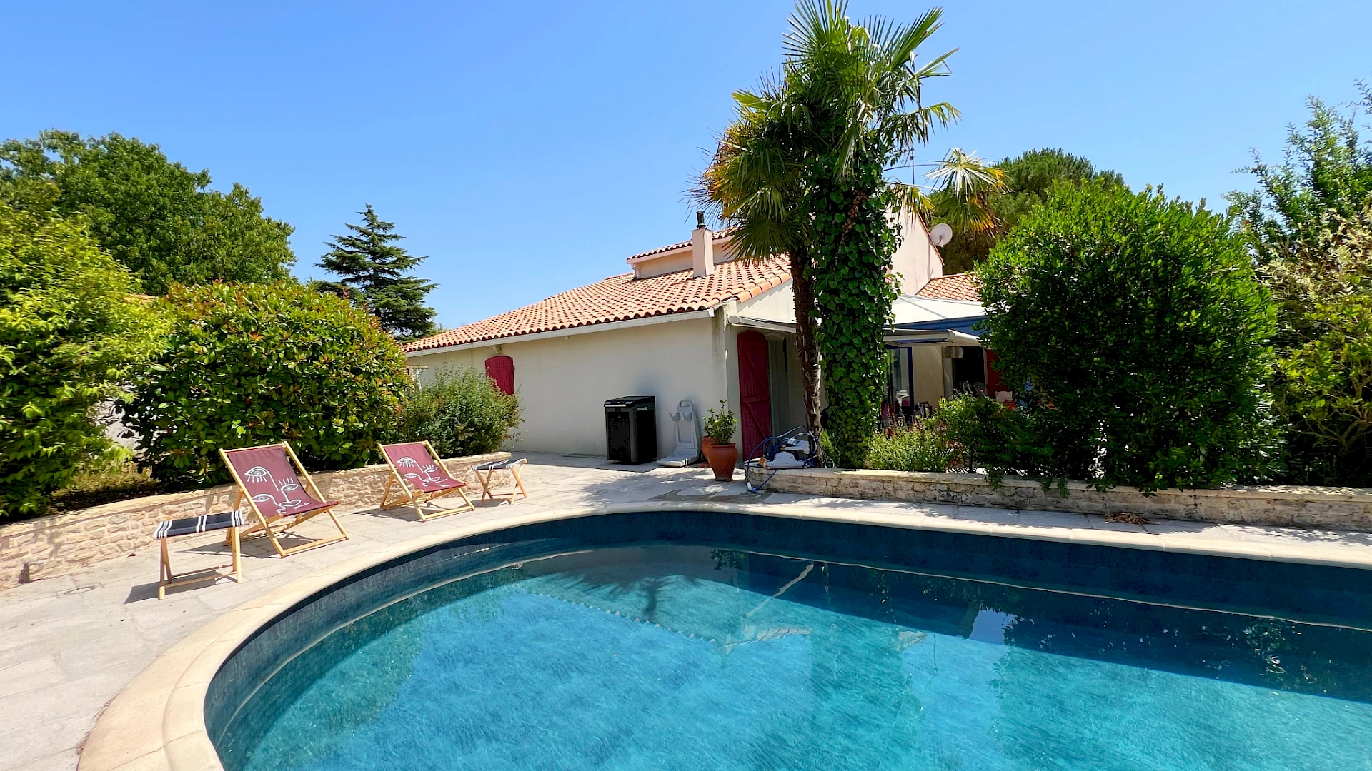 VOUILLÉ -  MAISON COUP DE COEUR 5 CHAMBRES AVEC PISCINE