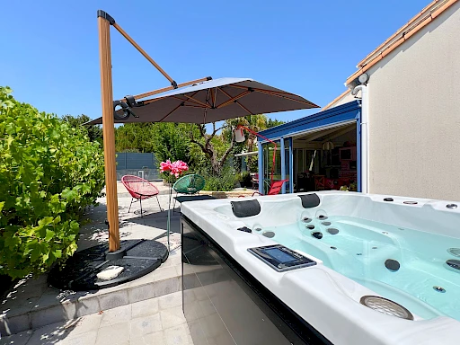 VOUILLÉ -  MAISON COUP DE COEUR 5 CHAMBRES AVEC PISCINE