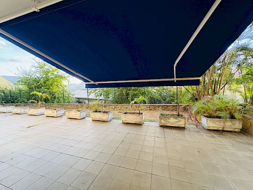 CENTRE VILLE DE LA POSSESSION - LOCATION STUDIO EN RDC AVEC TERRASSE ET PARKING