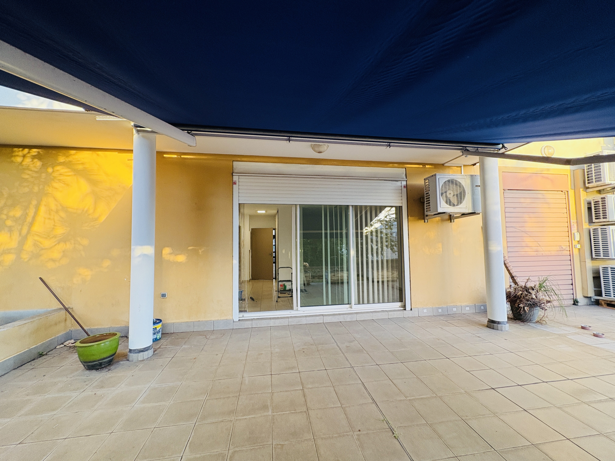 CENTRE VILLE DE LA POSSESSION - LOCATION STUDIO EN RDC AVEC TERRASSE ET PARKING