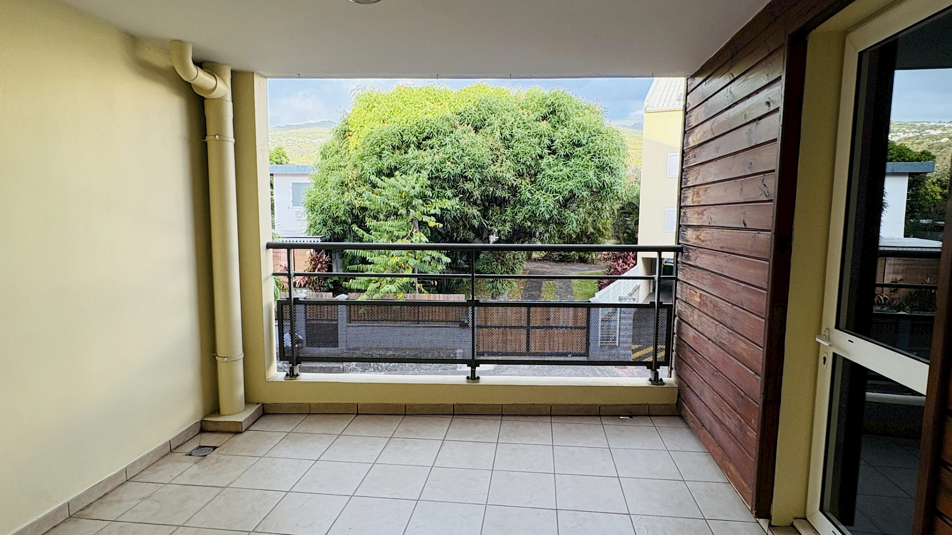 LA POSSESSION (CENTRE VILLE) - LOCATION APPARTEMENT T3 AVEC VARANGUE ET PARKING