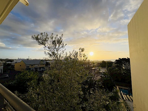 LA POSSESSION (CENTRE VILLE) - LOCATION APPARTEMENT T3 AVEC VARANGUE ET PARKING