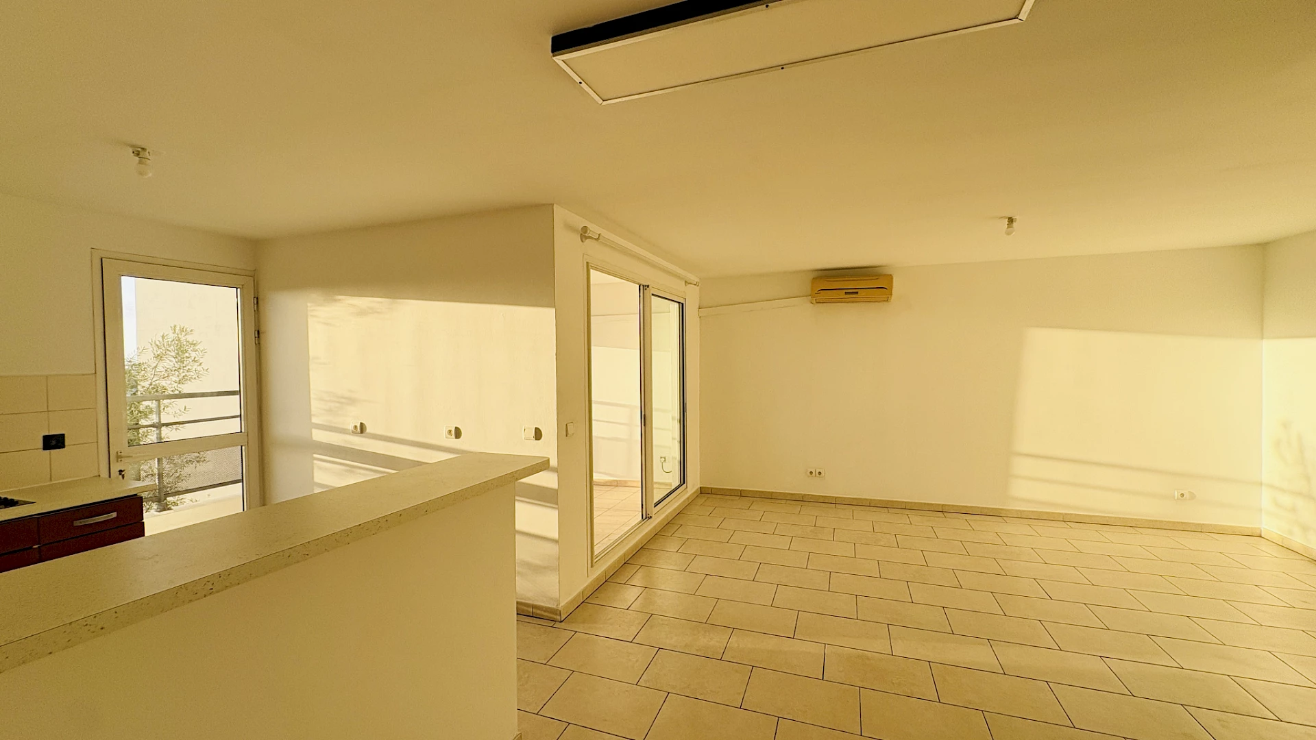 LA POSSESSION (CENTRE VILLE) - LOCATION APPARTEMENT T3 AVEC VARANGUE ET PARKING