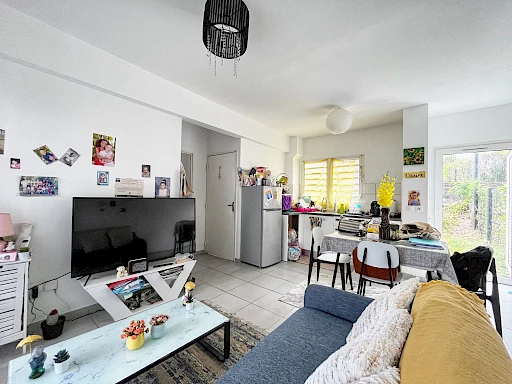 SAINTE CLOTILDE  - APPARTEMENT T2 AVEC 2 JARDINS