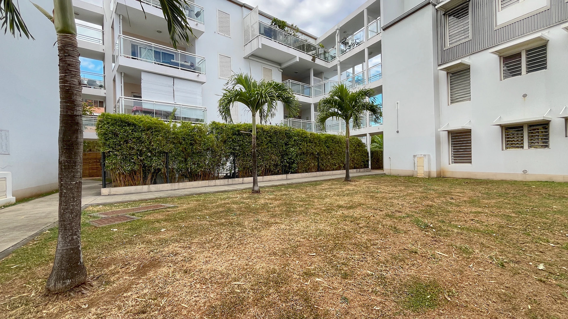 SAINTE CLOTILDE  - APPARTEMENT T2 AVEC 2 JARDINS