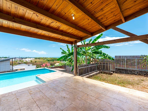 RARE SUR SECTEUR VILLA 147 m2  AVEC PISCINE A LA POSSESSION