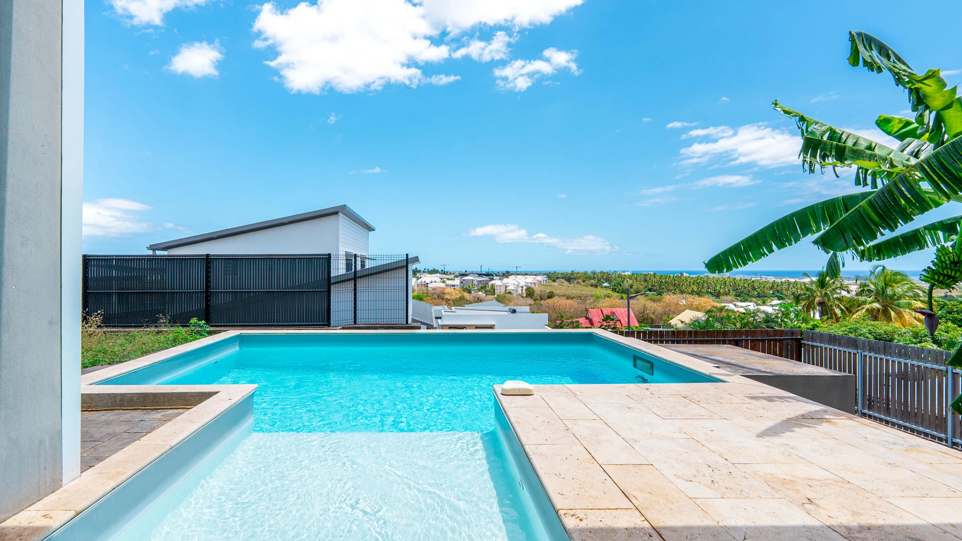 RARE SUR SECTEUR VILLA 147 m2  AVEC PISCINE A LA POSSESSION