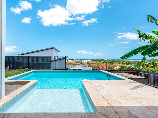 RARE SUR SECTEUR VILLA 147 m2  AVEC PISCINE A LA POSSESSION
