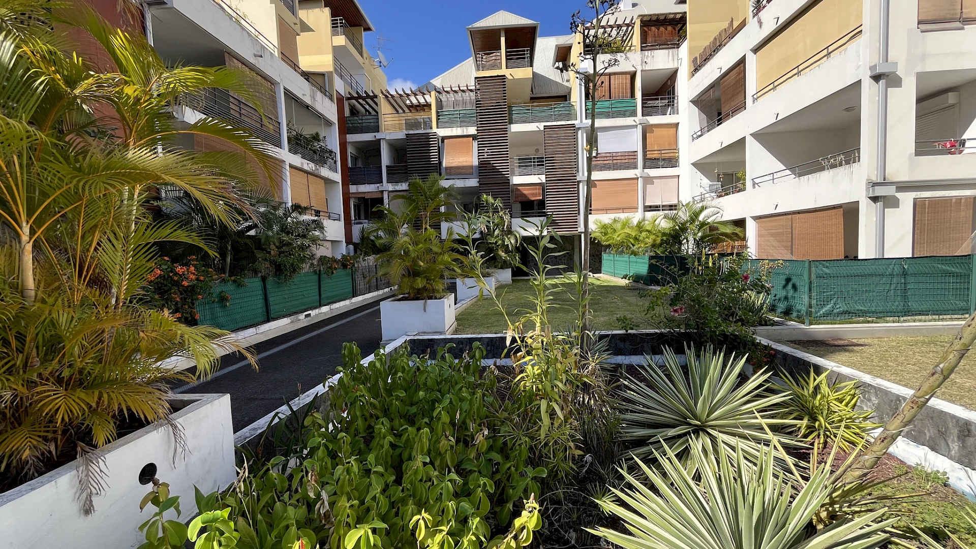 SAINT DENIS (Résidence LES MARQUISES) - T2 avec jardin loué 690€CC
