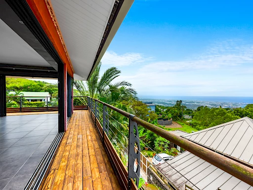 LA POSSESSION (RAVINE A MALHEUR) - EXCLUSIVITE VILLA  241 m2 AVEC PISCINE ET VUE MER