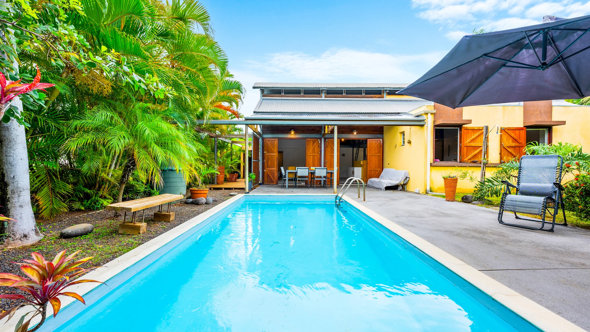 STE MARIE (BEAUSEJOUR/BOIS ROUGE) - MAISON D'ARCHITECTE T4/5 PLAIN-PIED AVEC PISCINE