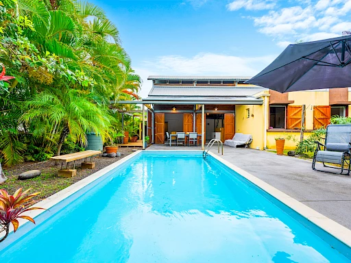 STE MARIE (BEAUSEJOUR/BOIS ROUGE) - MAISON D'ARCHITECTE T4/5 PLAIN-PIED AVEC PISCINE