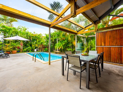 STE MARIE (BEAUSEJOUR/BOIS ROUGE) - MAISON D'ARCHITECTE T4/5 PLAIN-PIED AVEC PISCINE