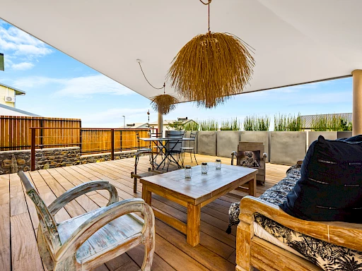 ST GILLES LES HAUTS (LOTISSEMENT DU GOLF) - VILLA 145 m2 AVEC PISCINE ET VUE MER