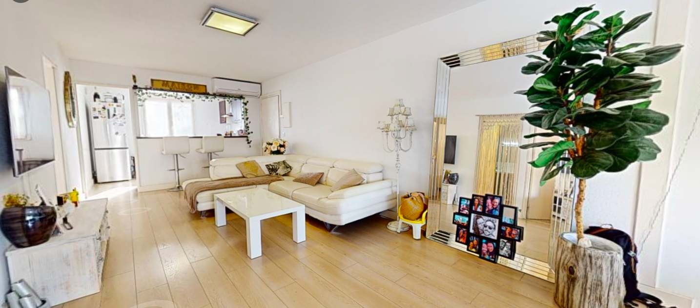 ST GILLES LES BAINS CENTRE - APPARTEMENT T3 AVEC TERRASSE - 1
