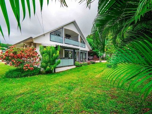 SAINT JOSEPH - MAGNIFIQUE VILLA 125 M2 Habitable et 160 M2 utile AVEC PISCINE TERRAIN 1 066 m2
